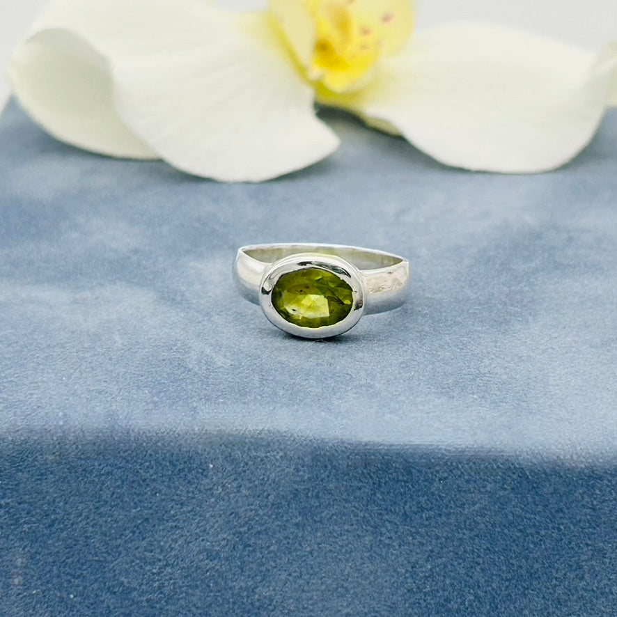 St1719 Peridot Ring #6.5