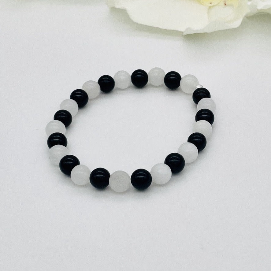 CH943  Snow Quartz & Onyx Bracelet  6"