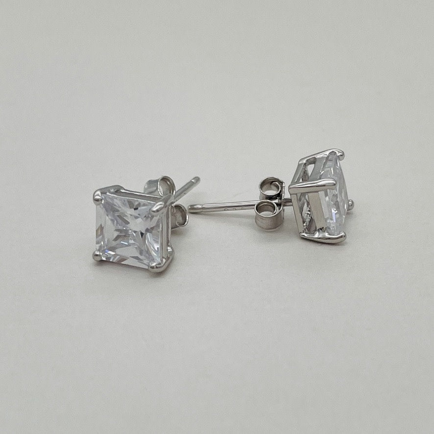 Z1106 SQ Earrings 5mm.