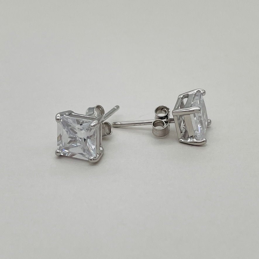 Z1106 SQ  Clear Earrings 6mm.