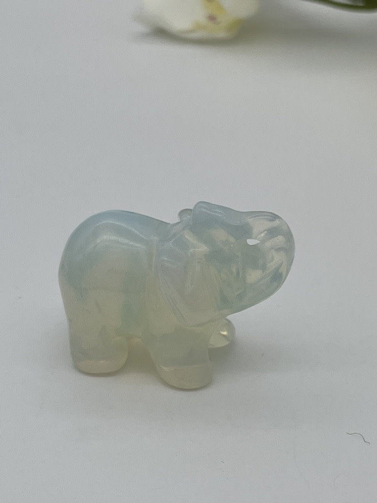 ST1518 White Opal Elephant 1.5"