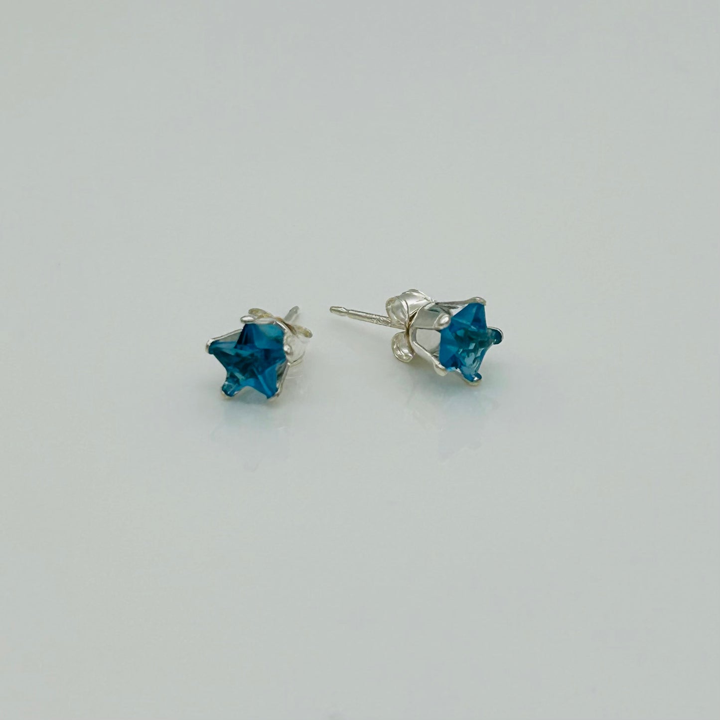 Z769 Star Post Earrings