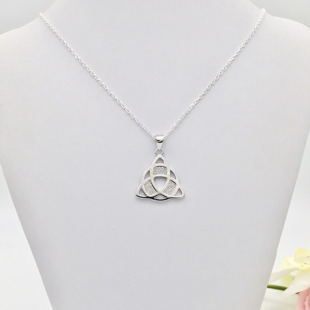 Z1381 18" Triquetra Simbol Necklace