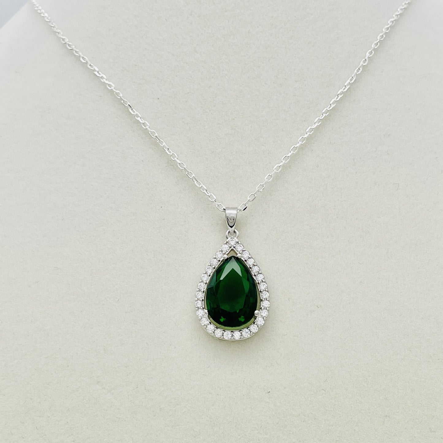 Z1460  18"  Drop Necklace Emerald