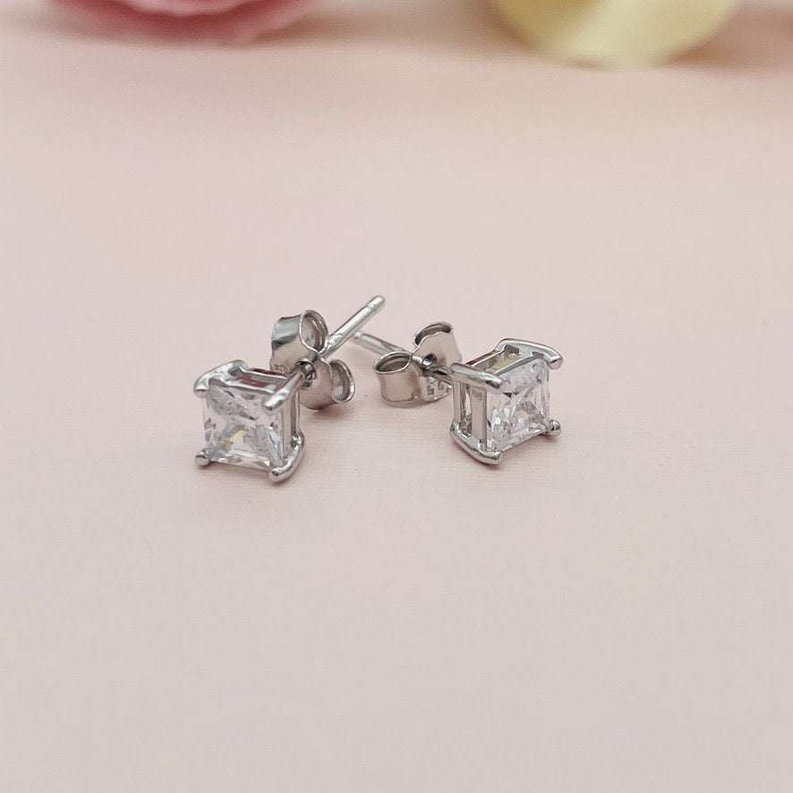 Z1106 SQ Earrings 4mm.