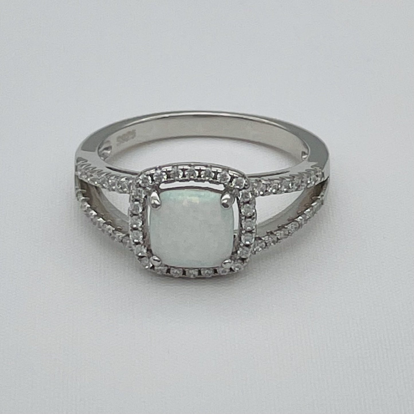 ST1739R Opal