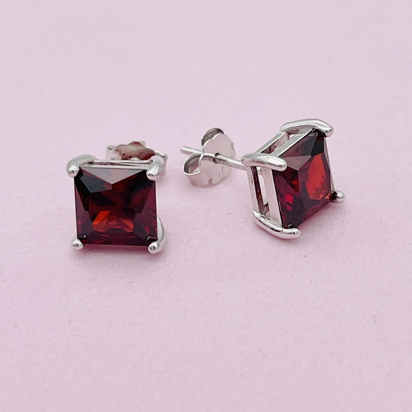 Z1606ER  SQ  Garnet 7mm.