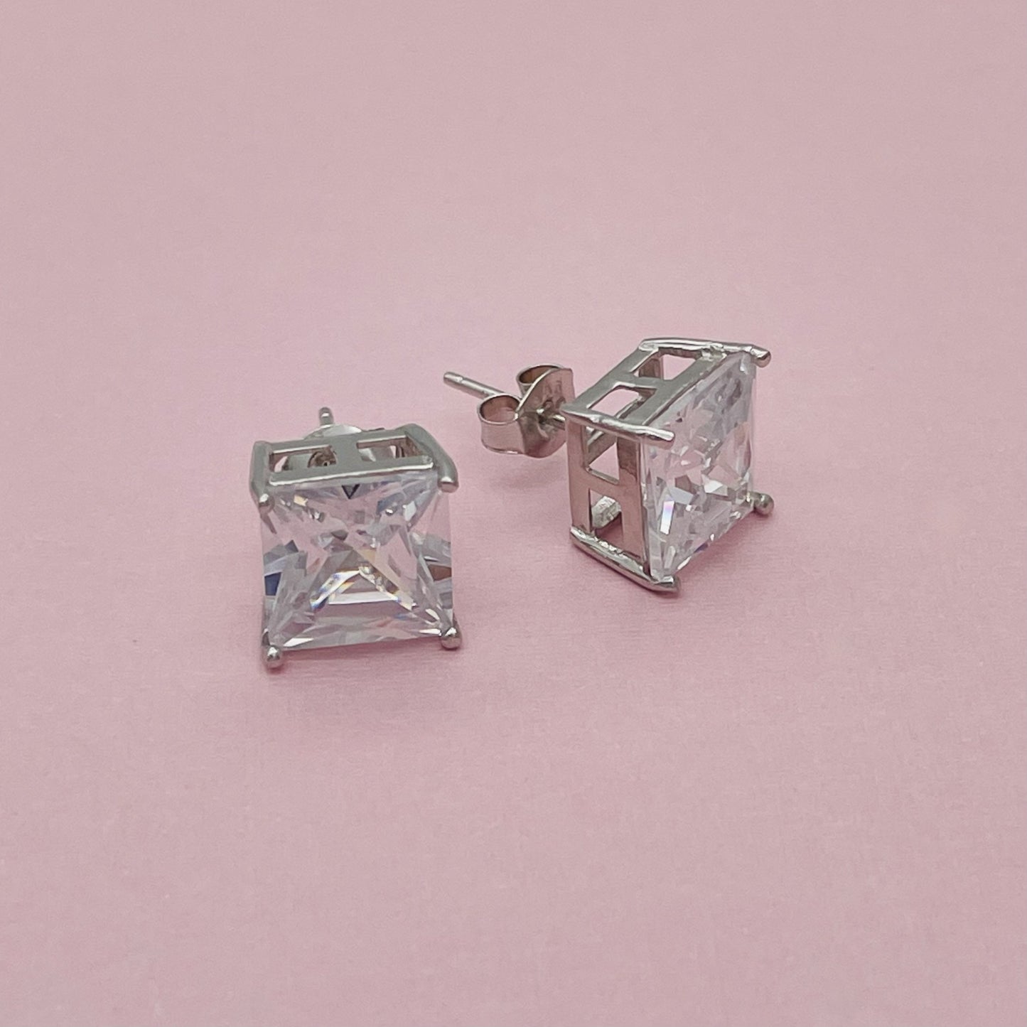 Z1106 SQ  Clear Earrings 10mm.