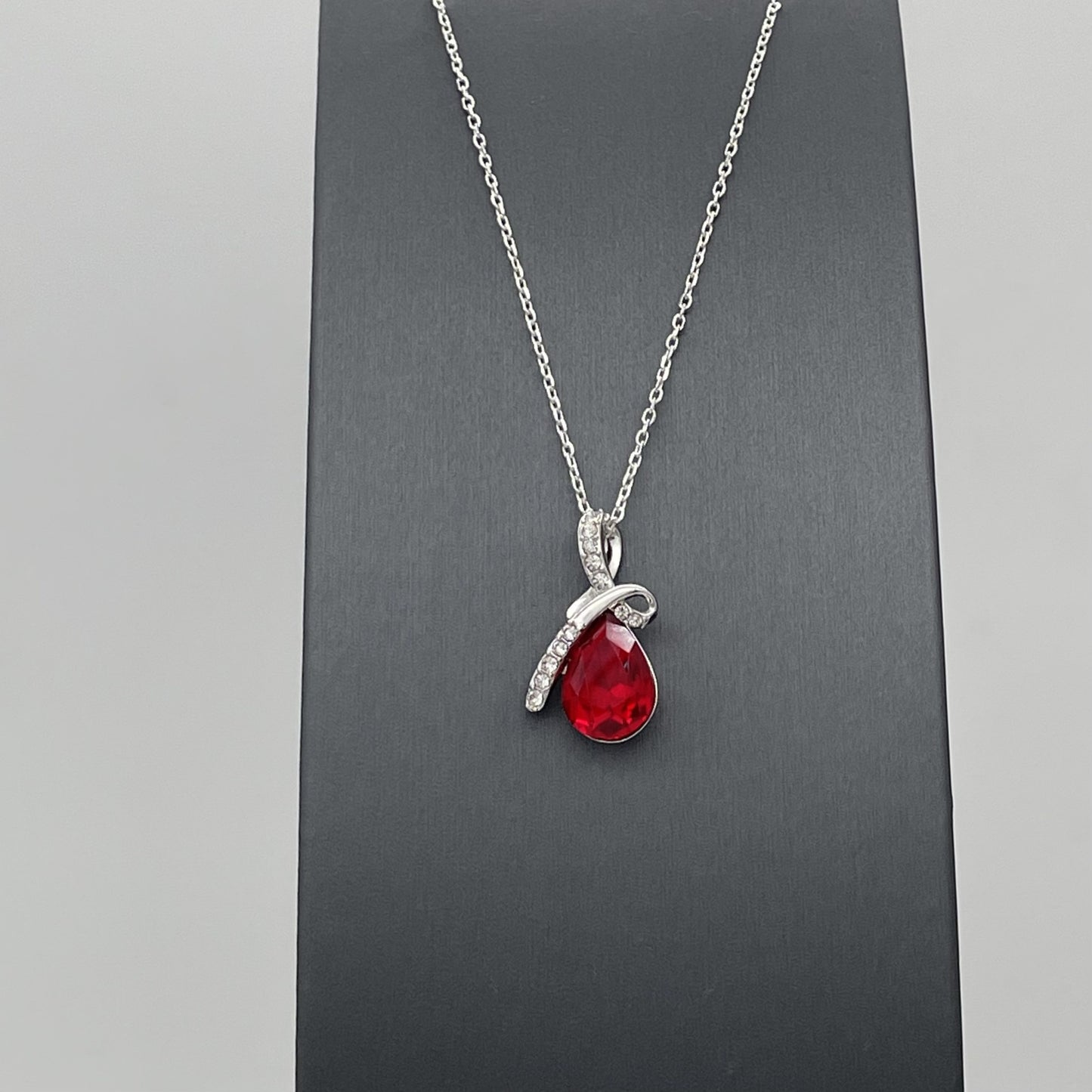 Z1471NL Drop Garnet 18"