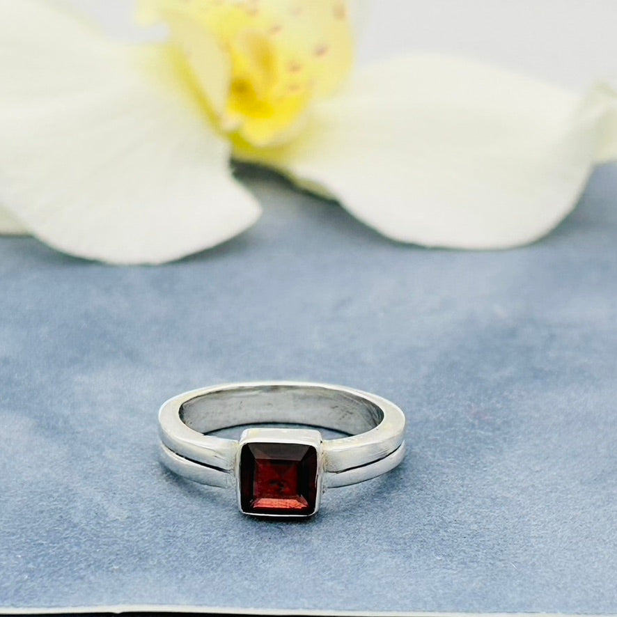 ST06R Garnet Ring #6.5