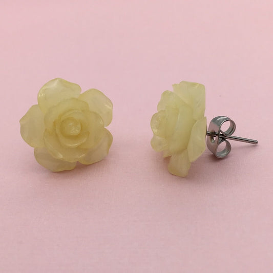 SS1039  15mm. Ivory Flower Earrings