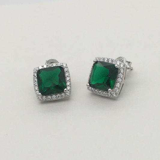 Z1402  10X10mm. Earrings Emerald