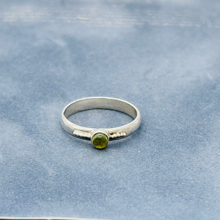 St1672 Peridot ring #5.5